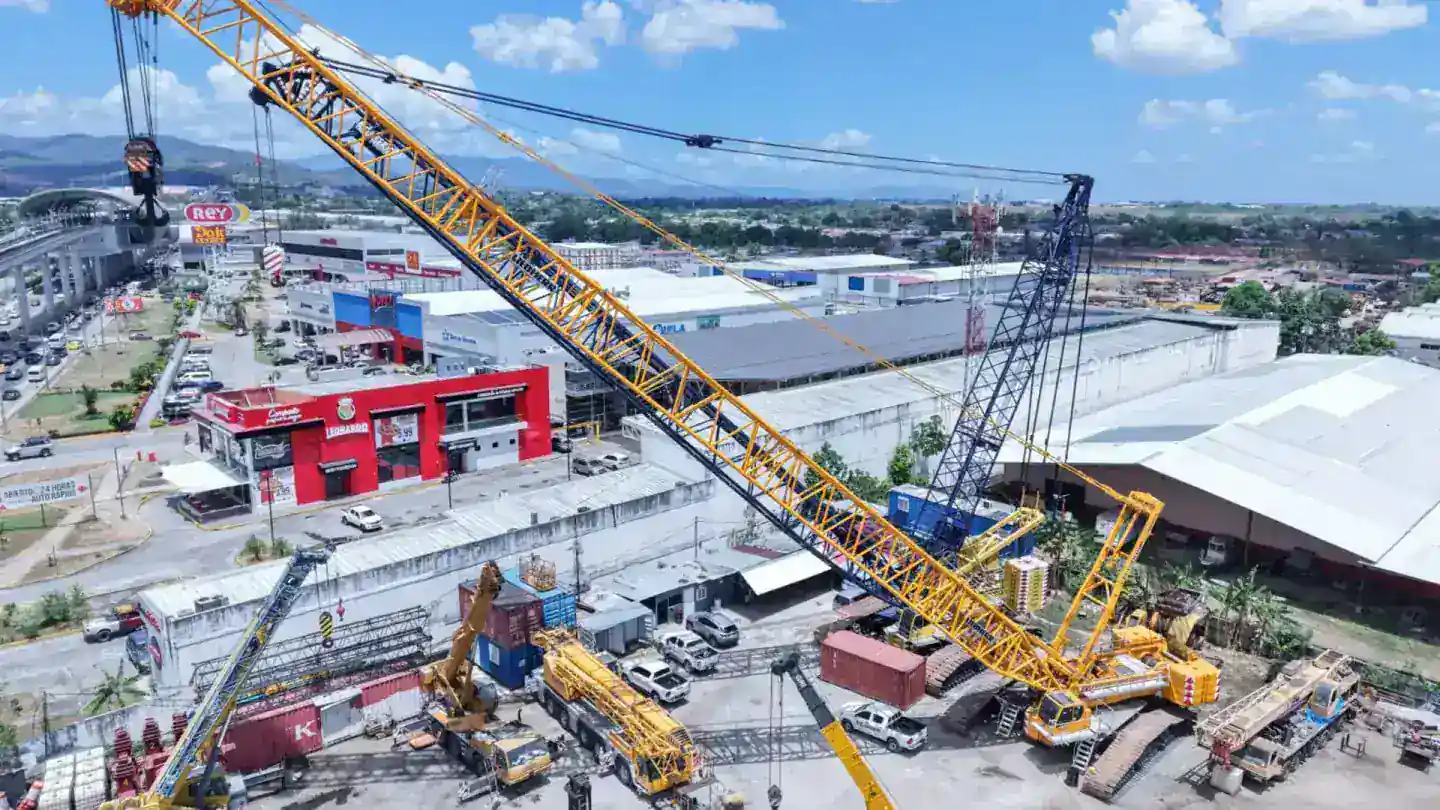 Grua telescopica Equiser Panama en proyecto de construccion